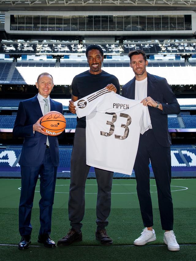 公牛隊(duì)名宿皮蓬造訪伯納烏球場，獲贈(zèng)皇馬33號(hào)球衣