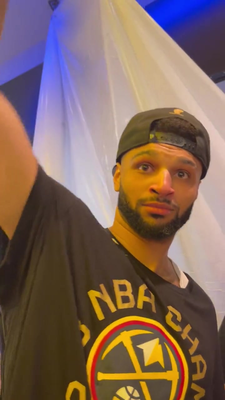 啥意思記者問穆雷第一個要去慶祝地方是什么穆雷指了指下面