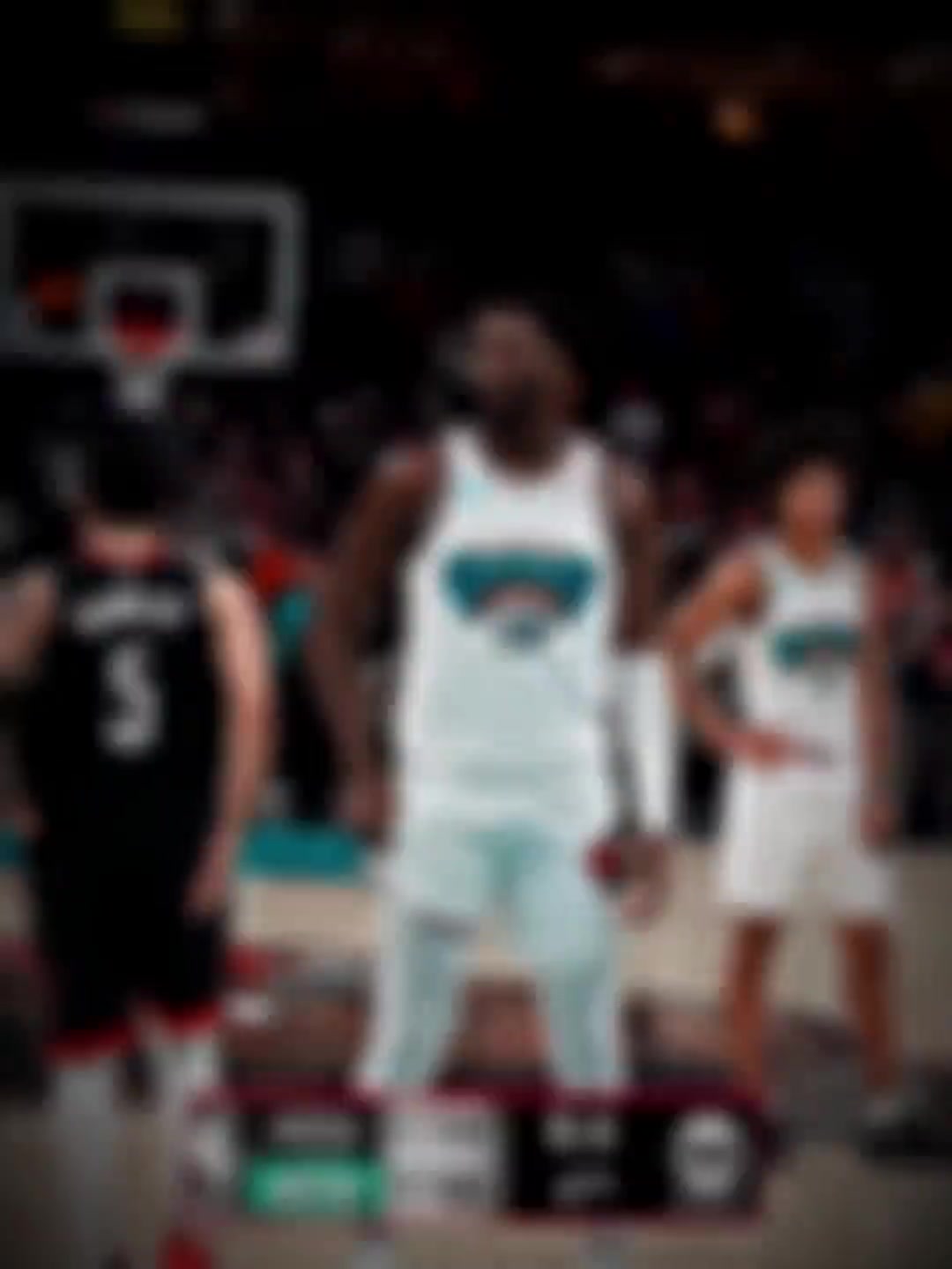 還有這種招范喬丹抹了把汗路過時擦在準備罰球的小賈倫手上