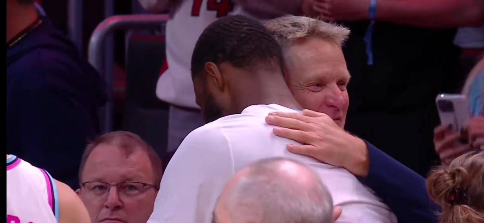 科爾賽后和昔日愛將維金斯緊緊擁抱 眼睛里似乎還有淚光