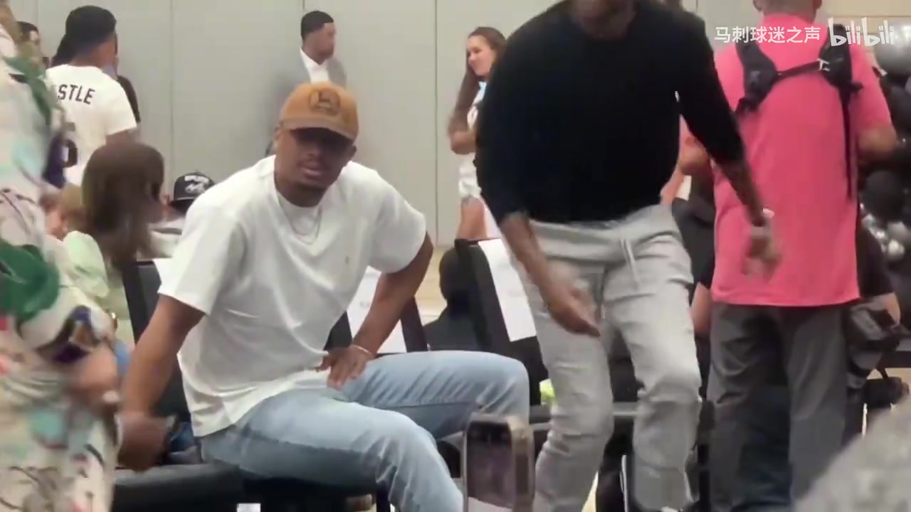 馬刺大聚會馬刺發(fā)布會花絮鄧肯一頭秀發(fā)福克斯?jié)M臉笑容