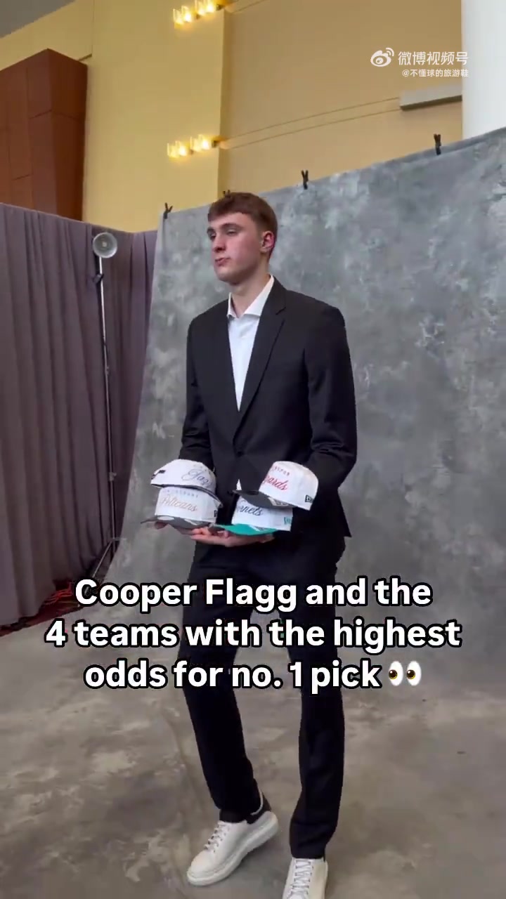 沒想到吧弗拉格在抽簽前拿著前四球隊帽子拍照結果是俠爆冷