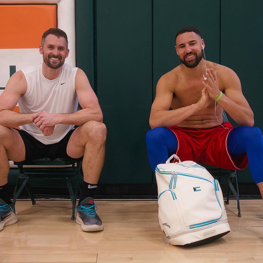 克萊曬與樂福訓練后合影：二十年后還在，太瘋狂了