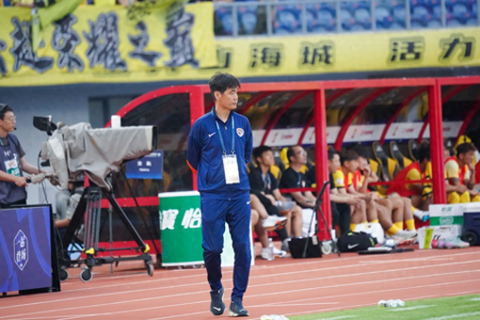 保級(jí)戰(zhàn)壓哨絕平！媒體人：李霄鵬不適合再執(zhí)教，亞泰海牛都瘋了