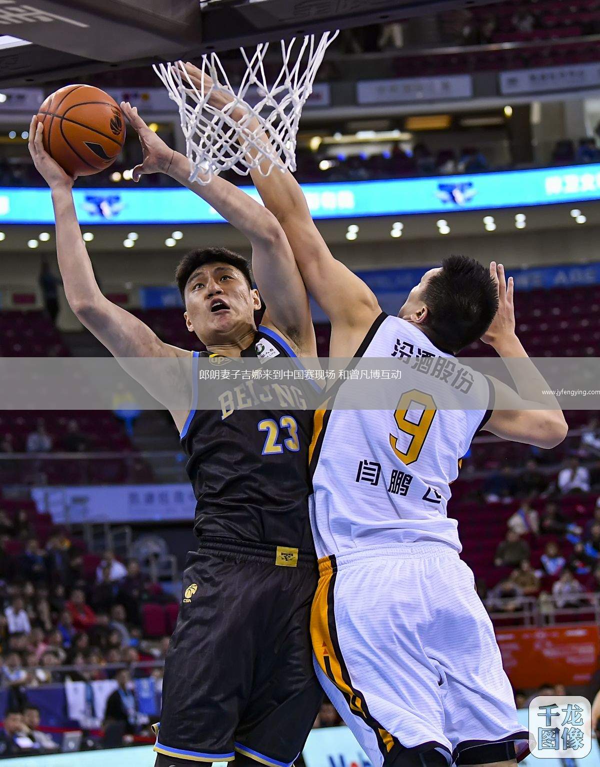 郎朗妻子吉娜來(lái)到中國(guó)賽現(xiàn)場(chǎng) 和曾凡博互動(dòng)